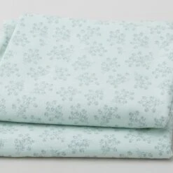 Bouquet Favorites - Bouquet Clusters Pale Green 3 Yard Cut